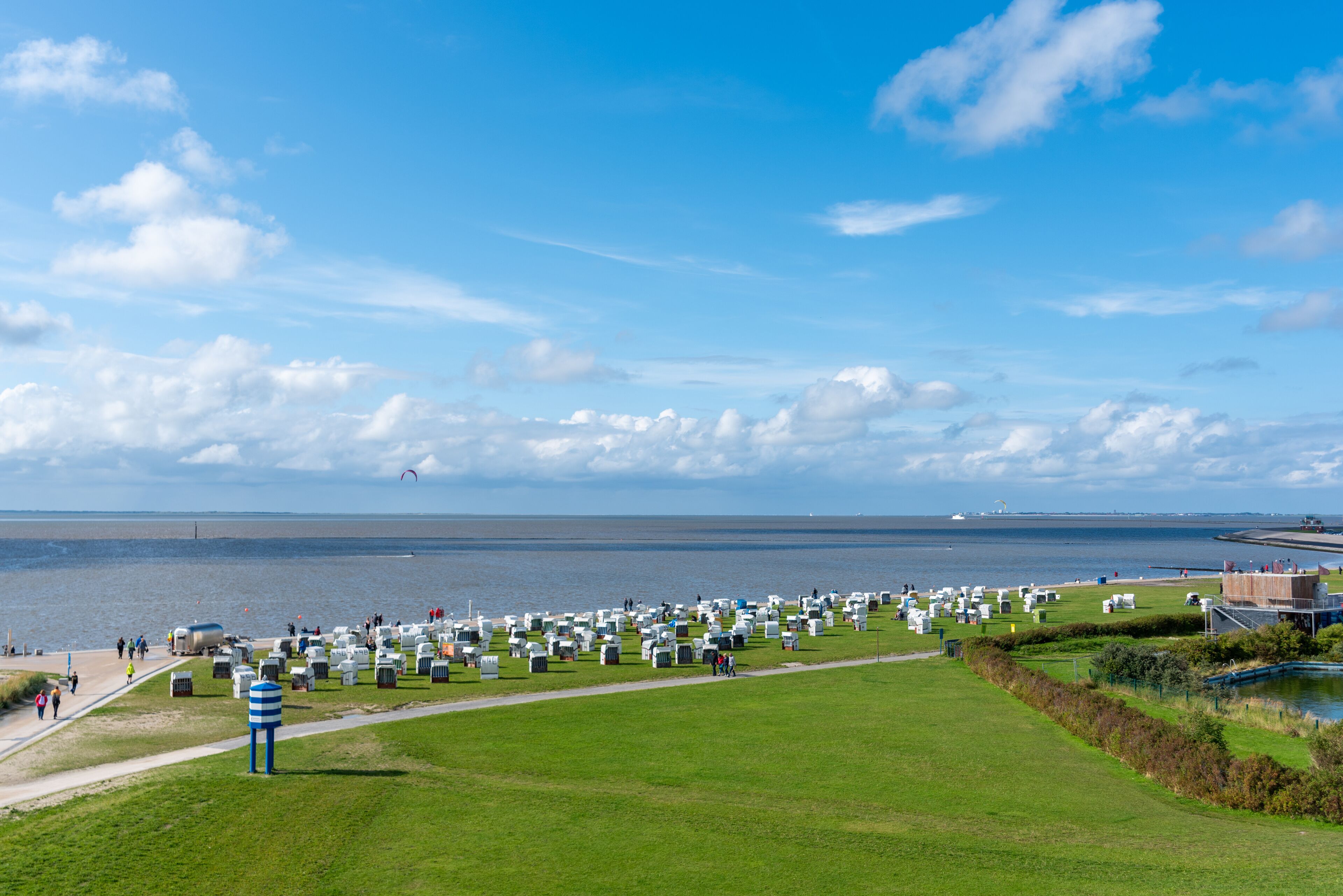 Blick von der Blauen Brücke über den Strand, Norddeich, Niedersachsen, Deutschland, Europa