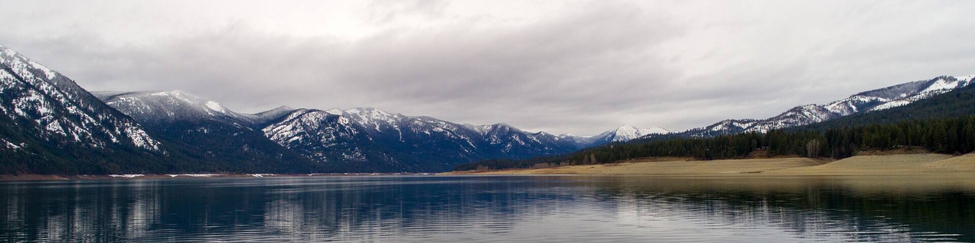 Foggy winter day at Cle Elum Lake, Washington State