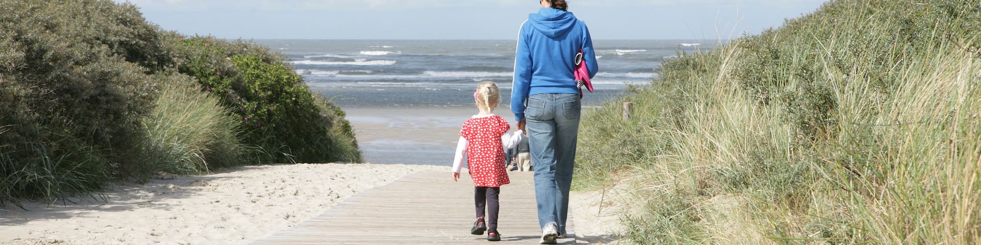 mutter und kind auf dem weg zum strand