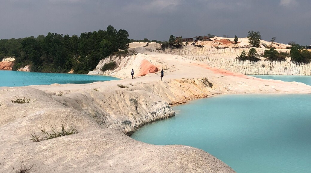 A pristine blue lake amidst abandoned mineral mining site in Bintan island. The area is Danau Biru, Kawal. Worth visiting and a hidden gem
#bintan #bluelake #bintandesert