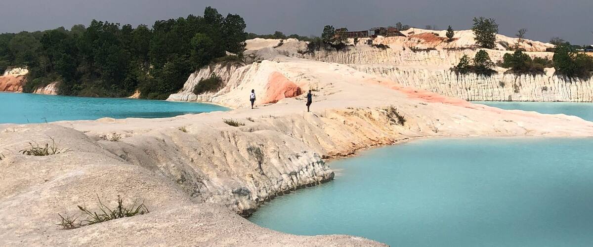 A pristine blue lake amidst abandoned mineral mining site in Bintan island. The area is Danau Biru, Kawal. Worth visiting and a hidden gem
#bintan #bluelake #bintandesert