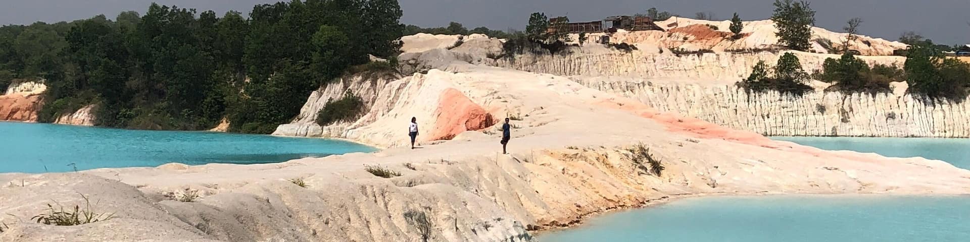 A pristine blue lake amidst abandoned mineral mining site in Bintan island. The area is Danau Biru, Kawal. Worth visiting and a hidden gem
#bintan #bluelake #bintandesert