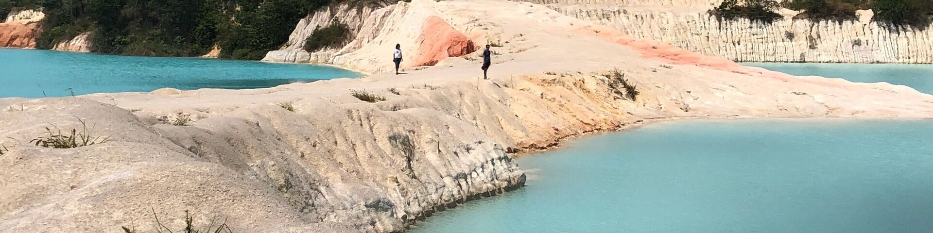 A pristine blue lake amidst abandoned mineral mining site in Bintan island. The area is Danau Biru, Kawal. Worth visiting and a hidden gem
#bintan #bluelake #bintandesert