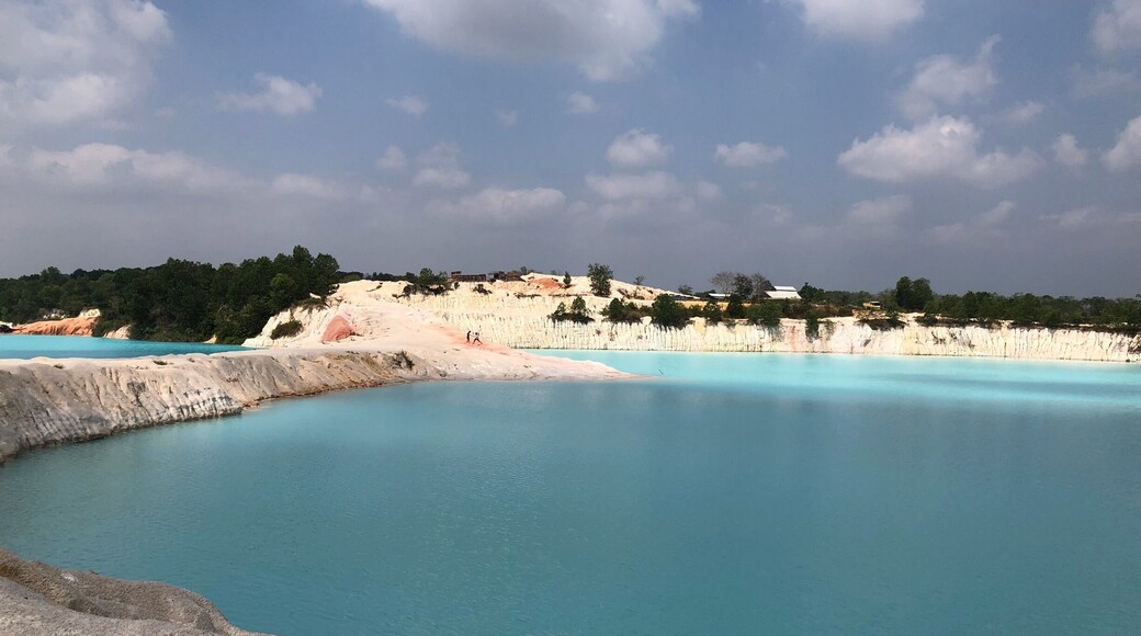 A pristine blue lake amidst abandoned mineral mining site in Bintan island. The area is Danau Biru, Kawal. Worth visiting and a hidden gem
#bintan #bluelake #bintandesert