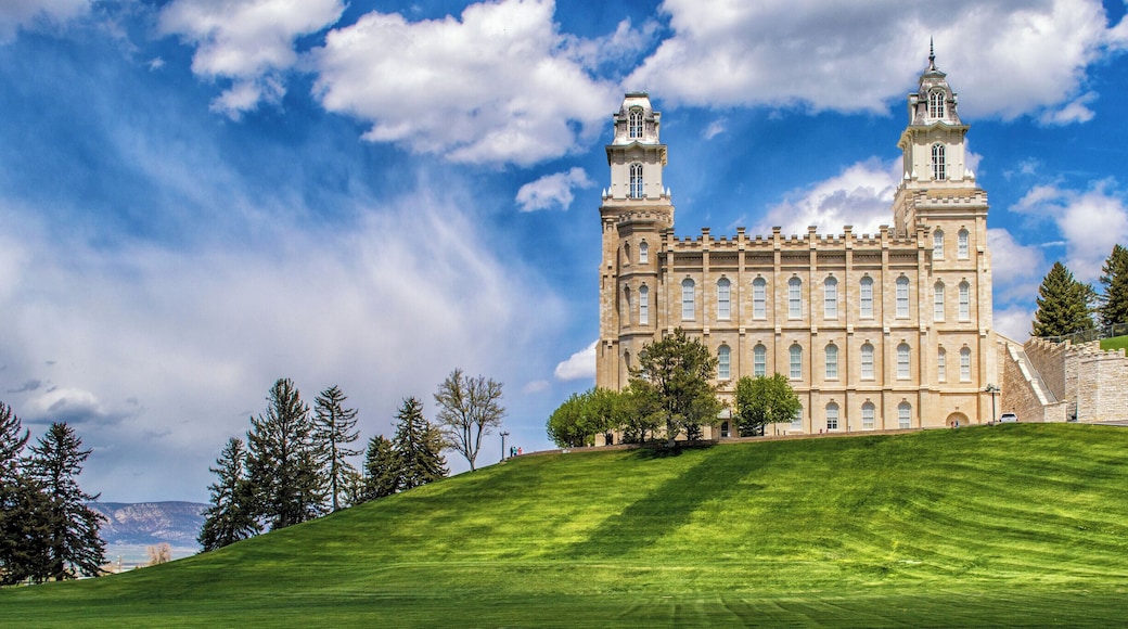 The beautiful Manti Temple in Utah is the fifth constructed temple of The Church of Jesus Christ of Latter Day Saints. It was completed in 1888, and it can be seen from miles away. It's absolutely stunning and I was hoping to go inside, however only members of the Mormon church in good standing are allowed to enter the temple. #utah #manti #temple #architecture