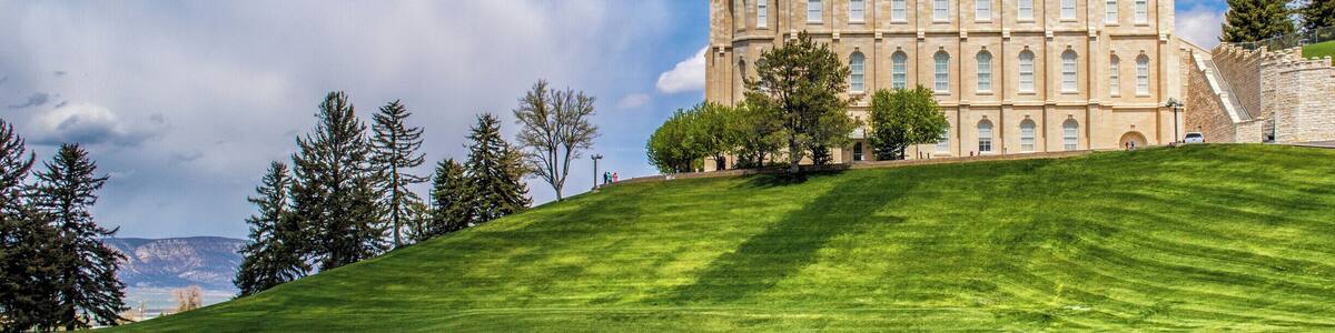 The beautiful Manti Temple in Utah is the fifth constructed temple of The Church of Jesus Christ of Latter Day Saints. It was completed in 1888, and it can be seen from miles away. It's absolutely stunning and I was hoping to go inside, however only members of the Mormon church in good standing are allowed to enter the temple. #utah #manti #temple #architecture