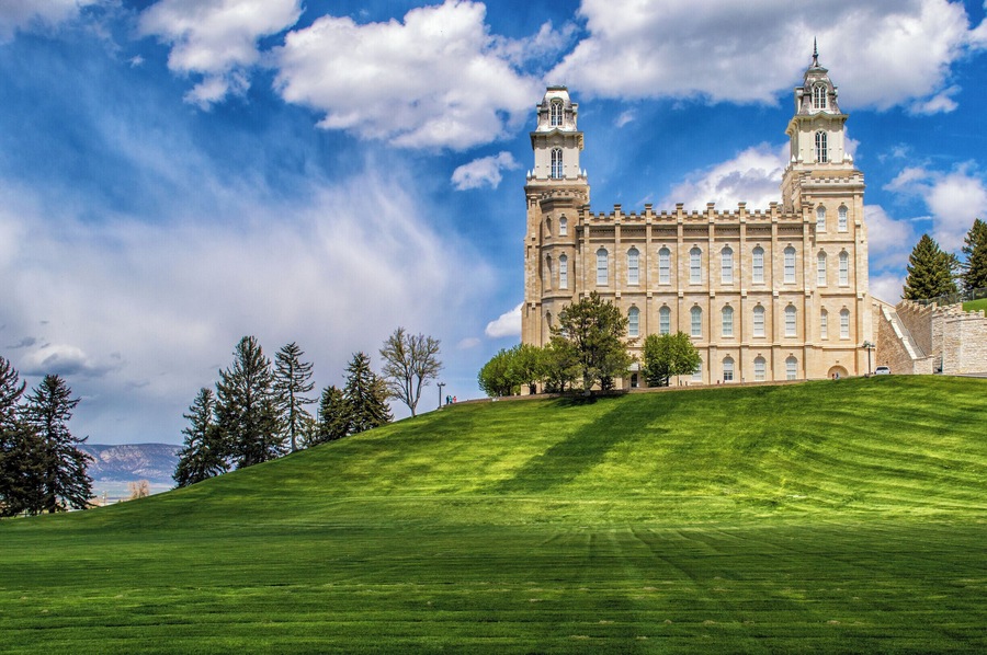 The beautiful Manti Temple in Utah is the fifth constructed temple of The Church of Jesus Christ of Latter Day Saints. It was completed in 1888, and it can be seen from miles away. It's absolutely stunning and I was hoping to go inside, however only members of the Mormon church in good standing are allowed to enter the temple. #utah #manti #temple #architecture