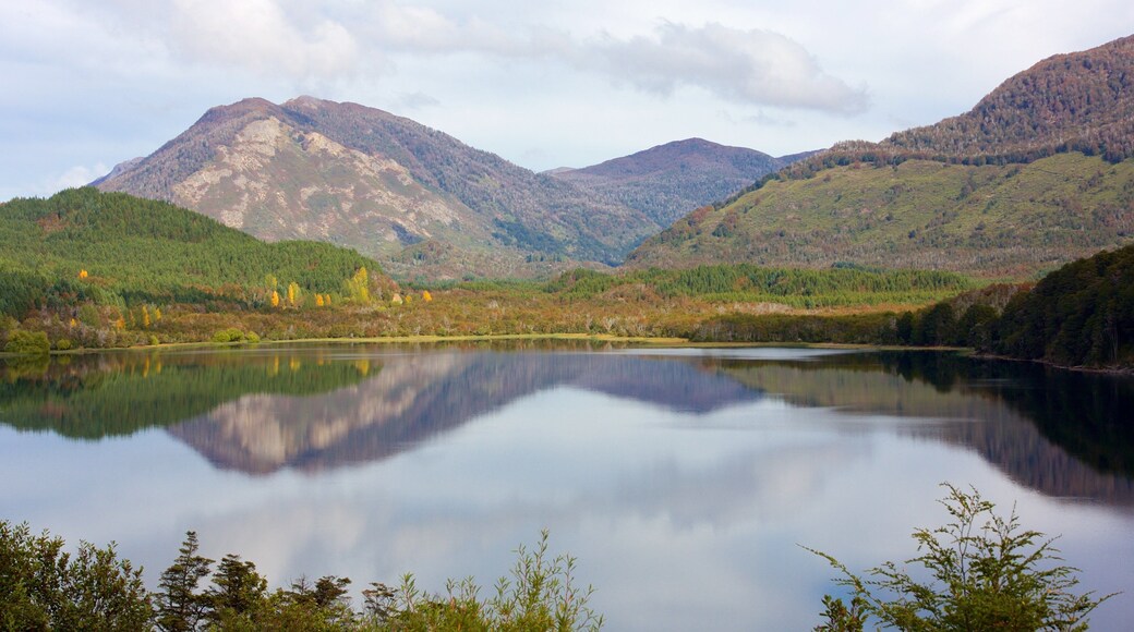 San Martín de los Andes que incluye montañas y un lago o abrevadero