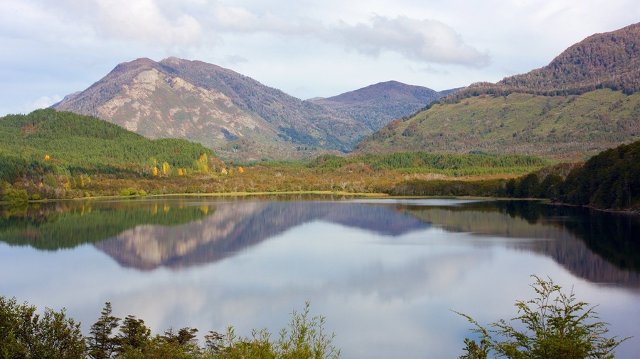 San Martin de los Andes which includes mountains and a lake or waterhole