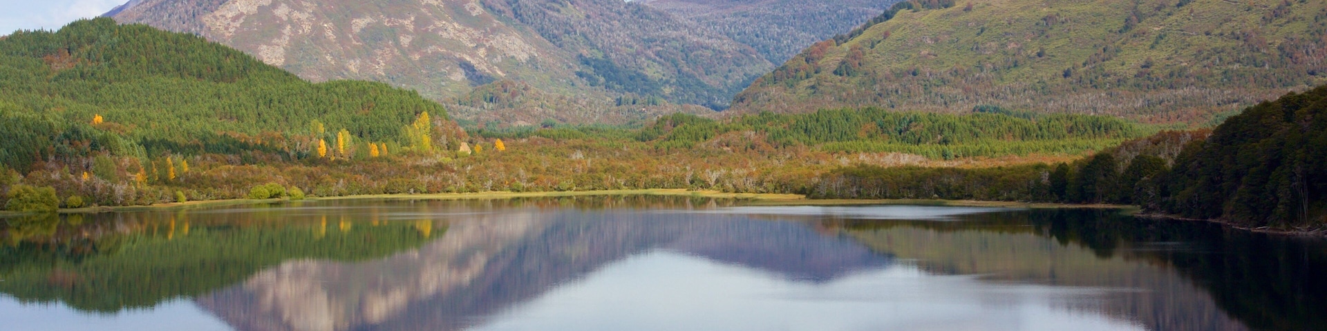 San Martín de los Andes mostrando un lago o espejo de agua y montañas
