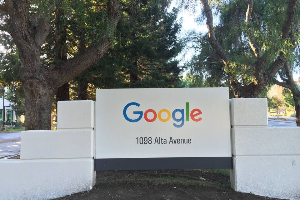 Un panneau Google situé au 1098, avenue Alta.