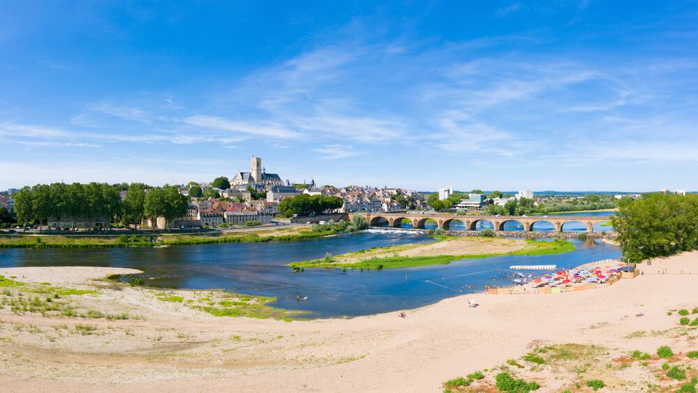 Panorama sur la ville de Nevers et son pont de Loire surplombés par la cathédrale de la ville