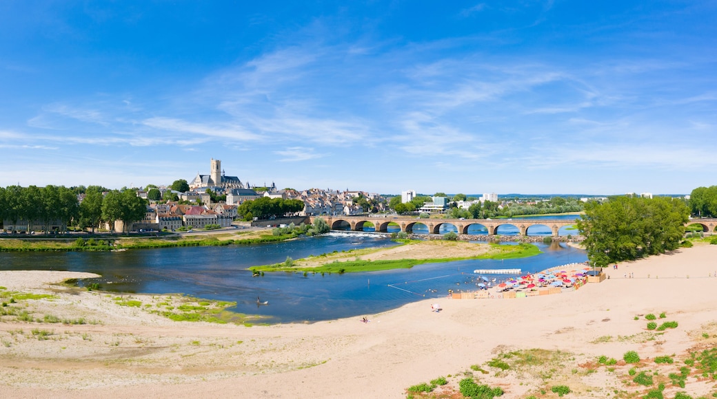 Panorama sur la ville de Nevers et son pont de Loire surplombés par la cathédrale de la ville