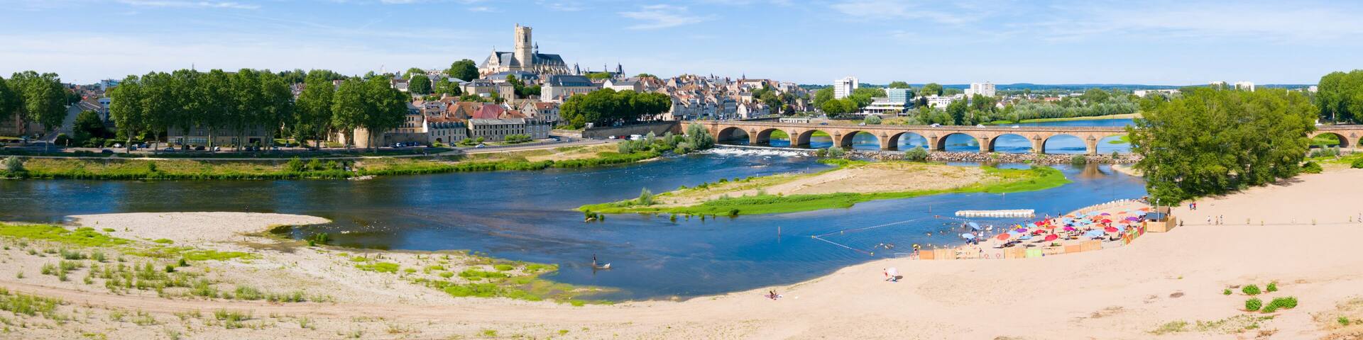 Panorama sur la ville de Nevers et son pont de Loire surplombés par la cathédrale de la ville