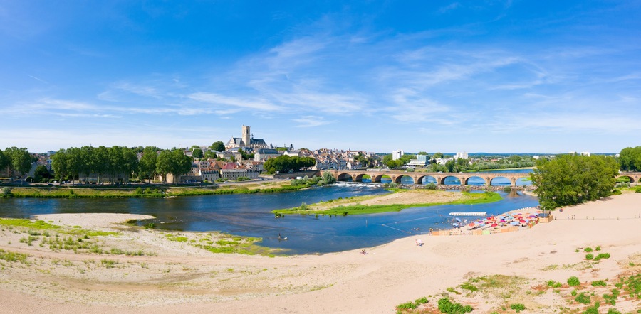 Panorama sur la ville de Nevers et son pont de Loire surplombés par la cathédrale de la ville