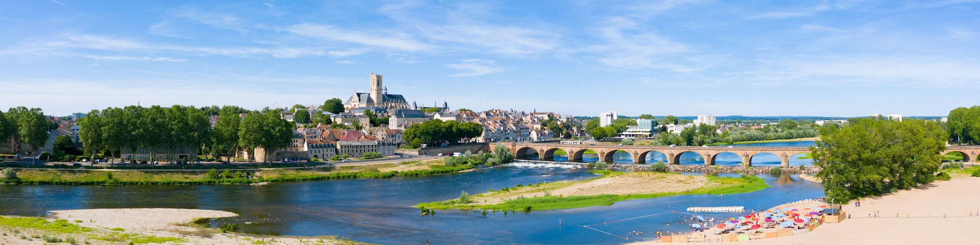 Panorama sur la ville de Nevers et son pont de Loire surplombés par la cathédrale de la ville