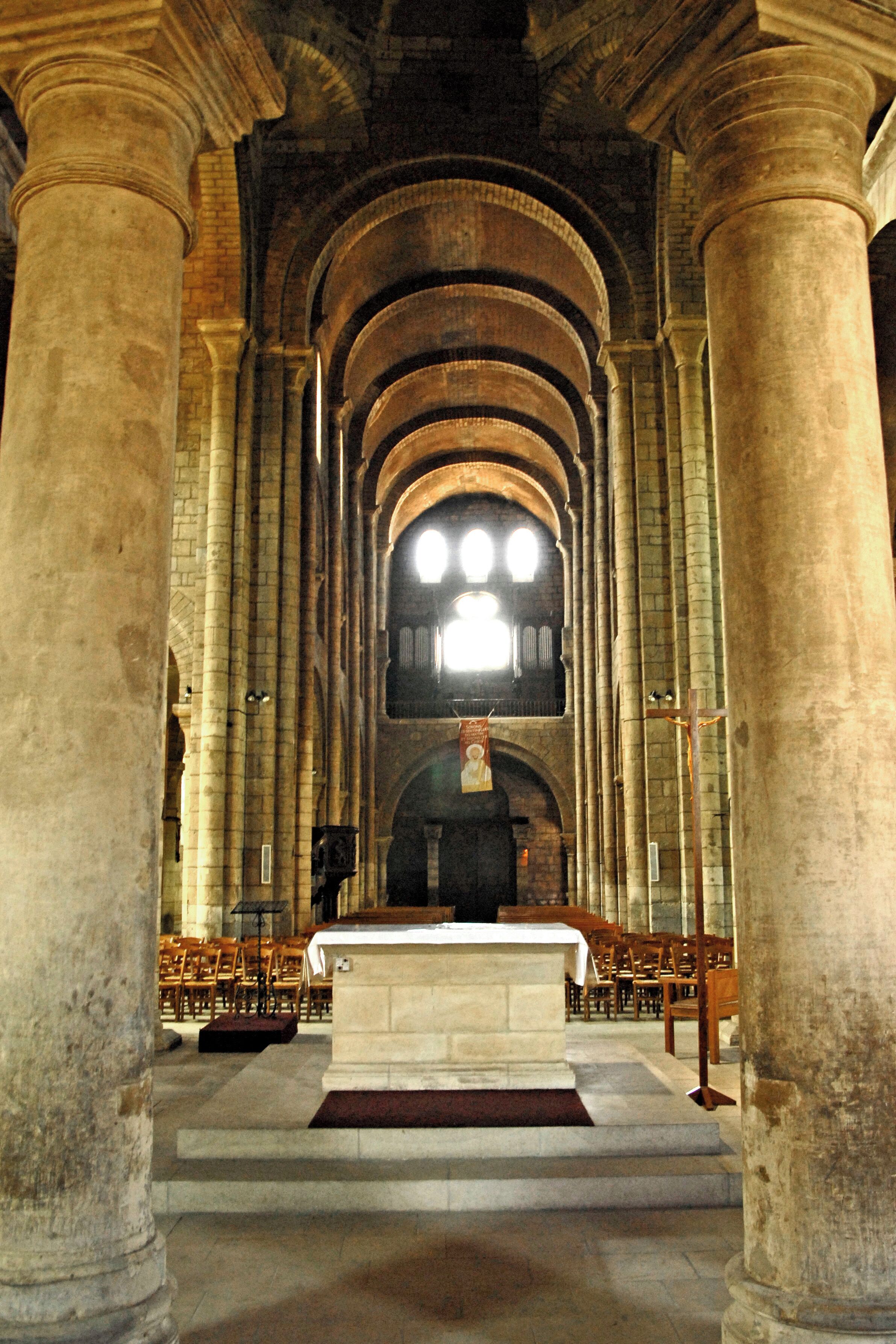 Saint-Etienne Nevers, Mittelschiff aus dem Chor,