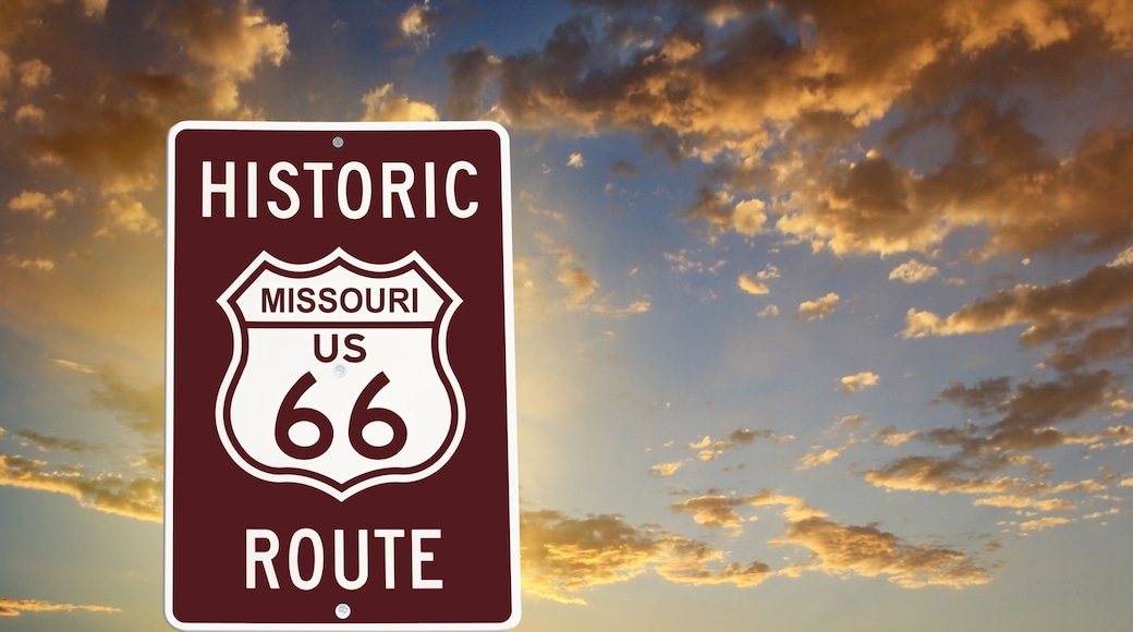Señal histórica de la ruta 66 Missouri contra un cielo de atardecer.