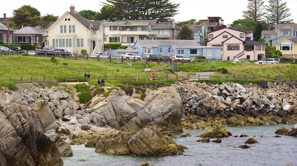 Pacific Grove mostrando litoral rochoso e uma cidade litorânea