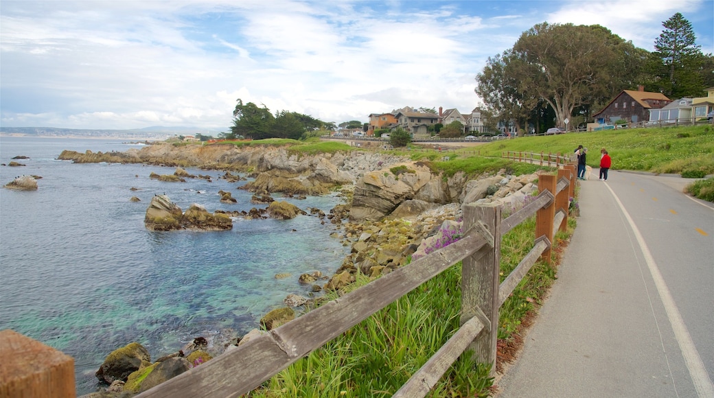 Pacific Grove caracterizando litoral acidentado
