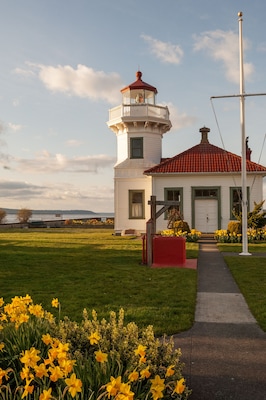 Beautiful Washington lighthouse with daffodils in spring