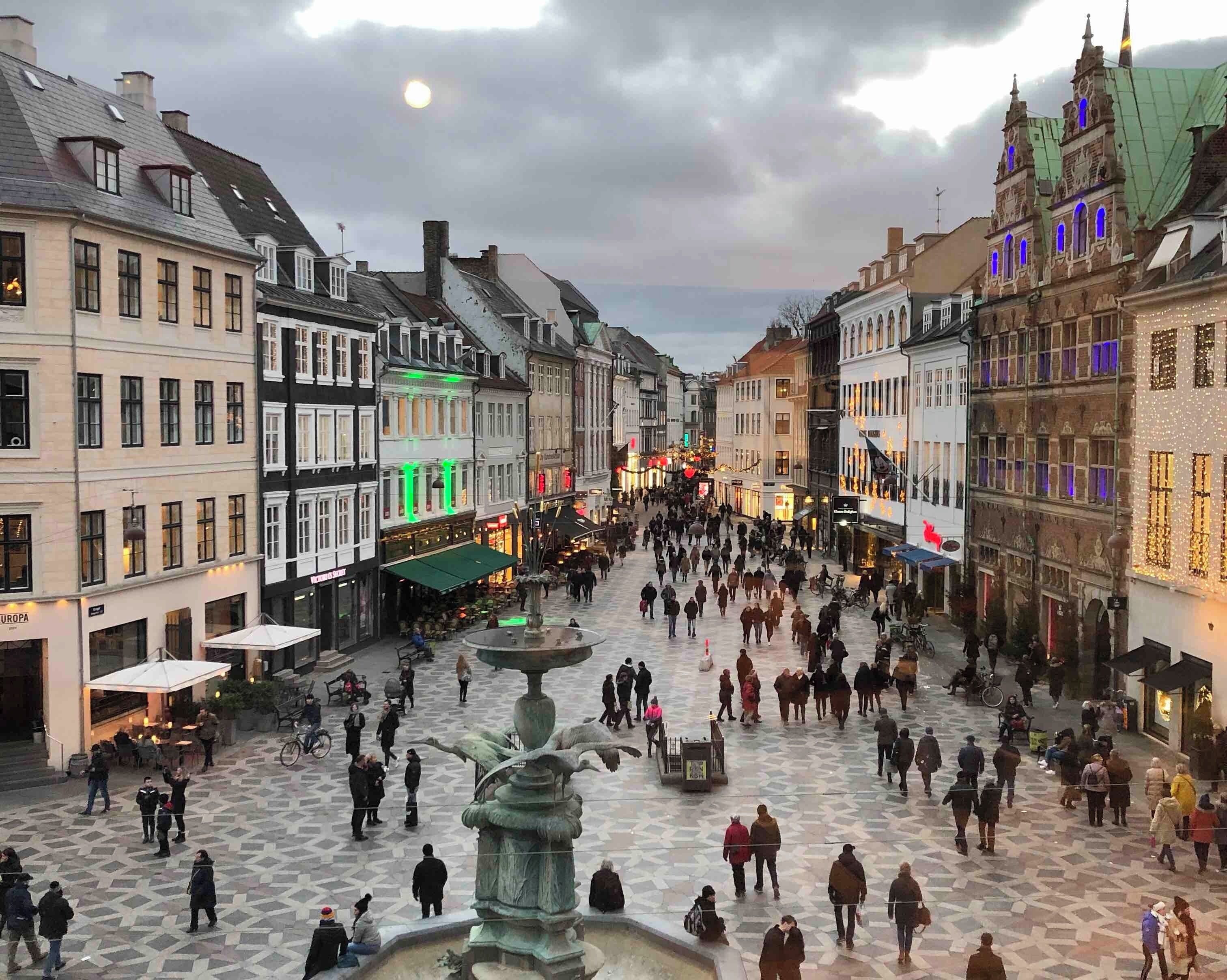 Watching life go by on a wintery afternoon in the heart of Copenhagen’s shopping district. #copenhagen #denmark