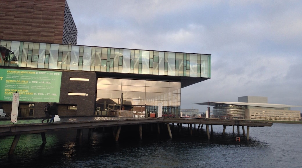 The new royal theater with the ópera house in the background !