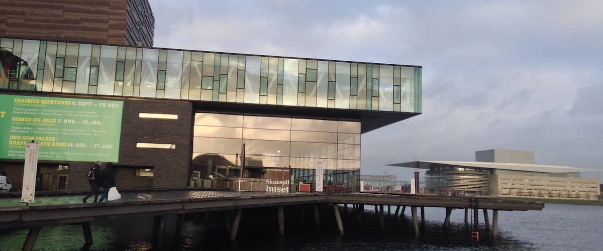 The new royal theater with the ópera house in the background !