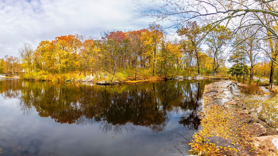 Delnor Woods Park view with autumn colours in Illinois