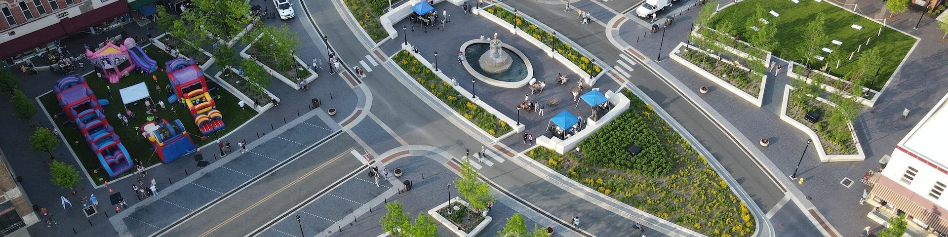 Bird's eye view of a green square and traffic in Shelbyville, Indiana
