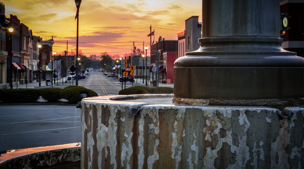 Closeup shot of the Indiana water fountain at sunset in the Downtown Shelbyville, USA