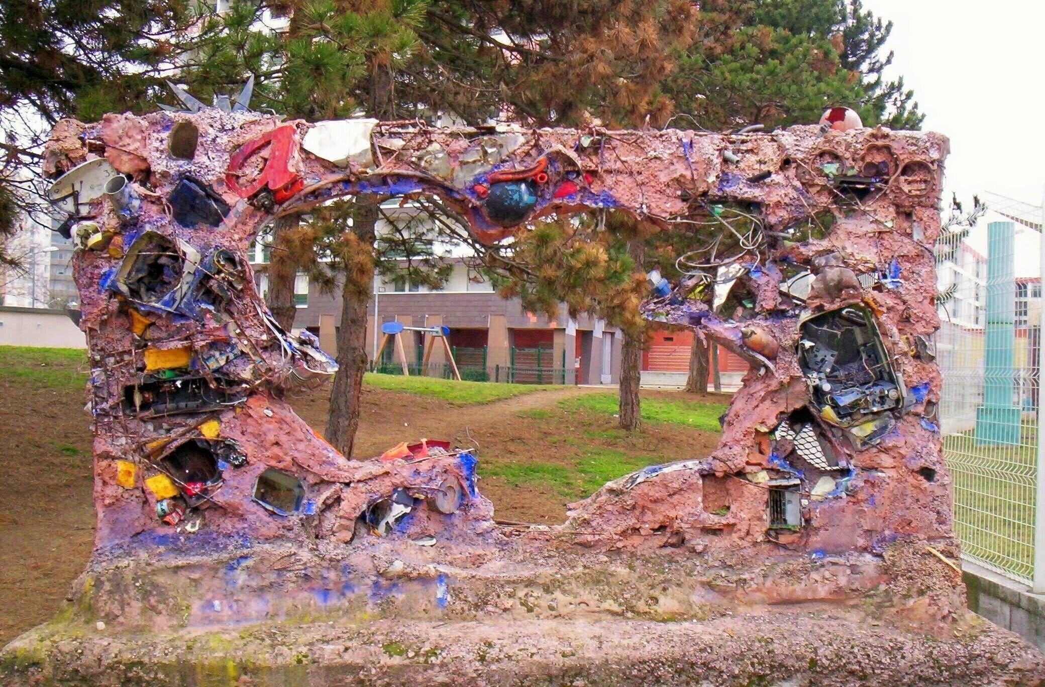 opening wall for LA CHAPELLE  andrezieux
mur ouvert with integrated objets of the quartier telling his history Gustav SCHUBOTZ 1995