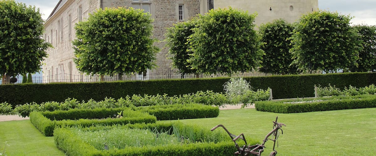 Château de Bouthéon (Loire), et aperçu du parc. Le domaine, propriété de la ville d'Andrézieux-Bouthéon depuis 1995, est ouvert au public après réaménagement, 10 ans plus tard.