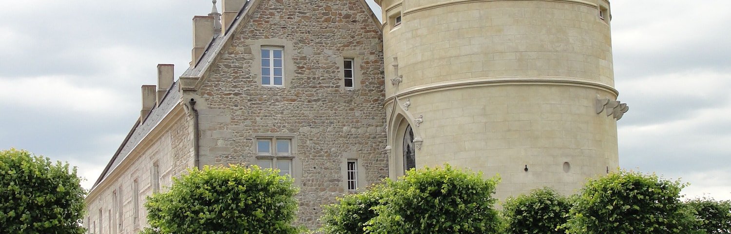 Chùteau de Bouthéon (Loire), et aperçu du parc. Le domaine, propriété de la ville d'Andrézieux-Bouthéon depuis 1995, est ouvert au public aprÚs réaménagement, 10 ans plus tard.