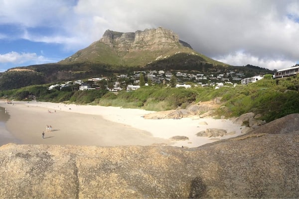Tucked away with clear water, Llandudno is a hidden gem. Perfect for surfing, relaxing or bouldering, you can basically stay here all day. #greatoutdoors #beach #southaftica #capetown
#nature