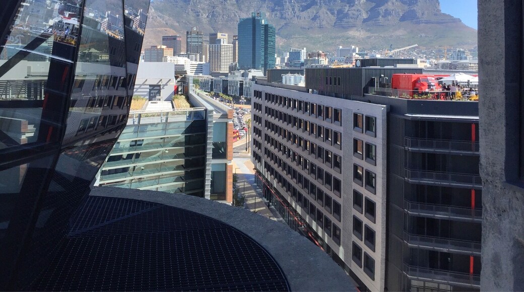 If you get the chance to visit the Zeitz at all, make sure to go to the roof top! Gorgeous architecture, views of the city, and of table mountain. #aboveitall #capetown #southafrica #architecture