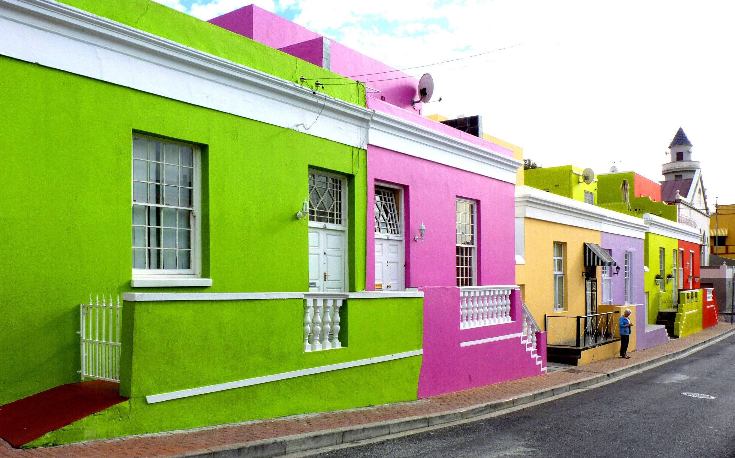 Many descendants of slaves from Malaysia and other countries live in the colourful Bo-Kaap neighbourhood in Cape Town.  #colorful