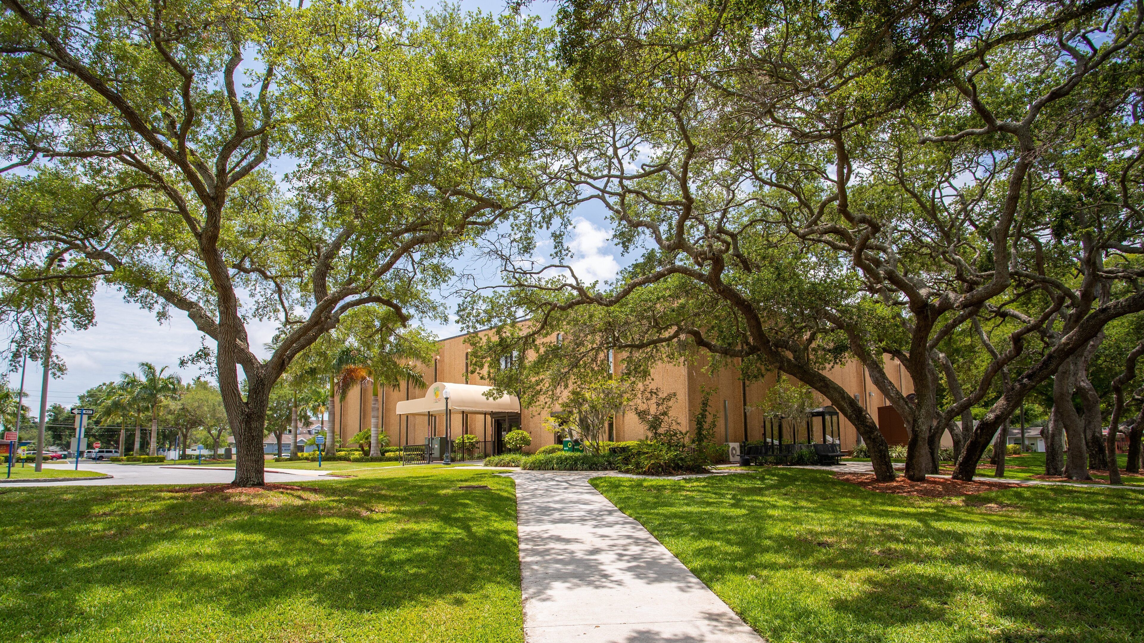 Pinellas Park which includes a garden