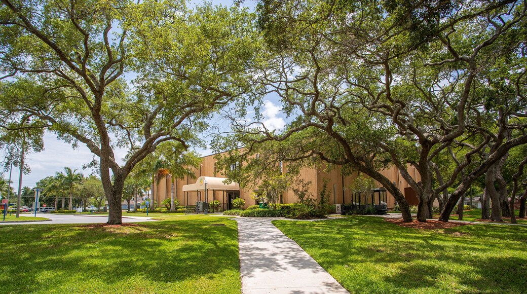 Pinellas Park which includes a garden