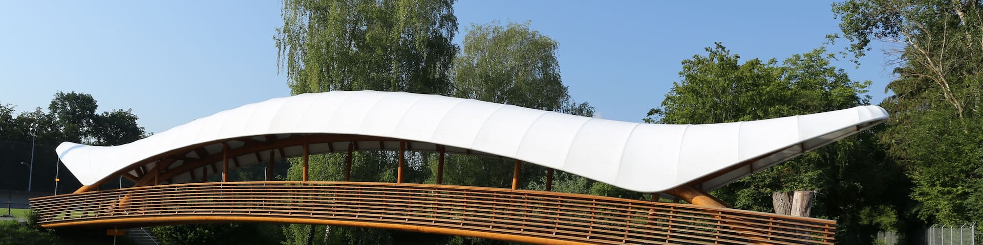 Überdachte Holzbrücke über die Glatt, bei Opfikon – Glattbrugg, Kanton Zürich, Schweiz