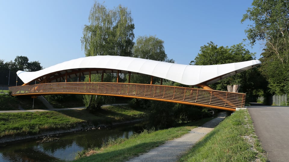 Überdachte Holzbrücke über die Glatt, bei Opfikon – Glattbrugg, Kanton Zürich, Schweiz