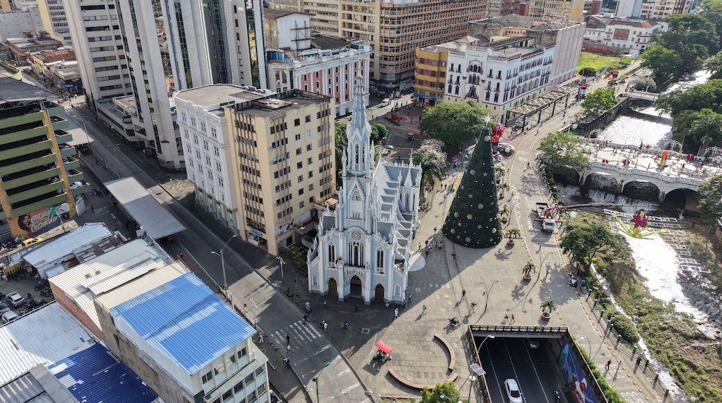 Iglesia La Ermita de Cali y el Árbol de Navidad en el Bulevar del Río, Fotografía Diurna