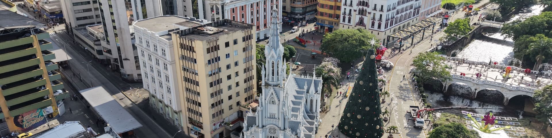 Iglesia La Ermita de Cali y el Árbol de Navidad en el Bulevar del Río, Fotografía Diurna
