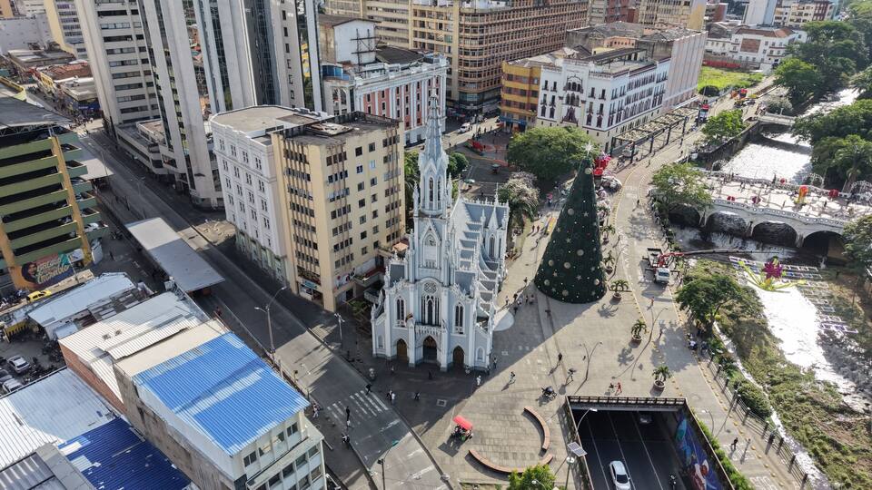 Iglesia La Ermita de Cali y el Árbol de Navidad en el Bulevar del Río, Fotografía Diurna