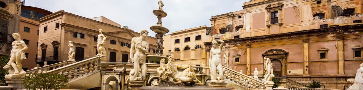 Brunnen Fontana della Vergogna, Piazza Pretoria vom Florentiner Bildhauer des Manierismus Francesco Camilliani, 1554 - 1555, hinten die Kirche San Giuseppe dei Teatini, Palermo, Sizilien, Italien