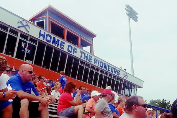 Un stade portant l’inscription « LE DOMICILE DES PIONNIERS ».