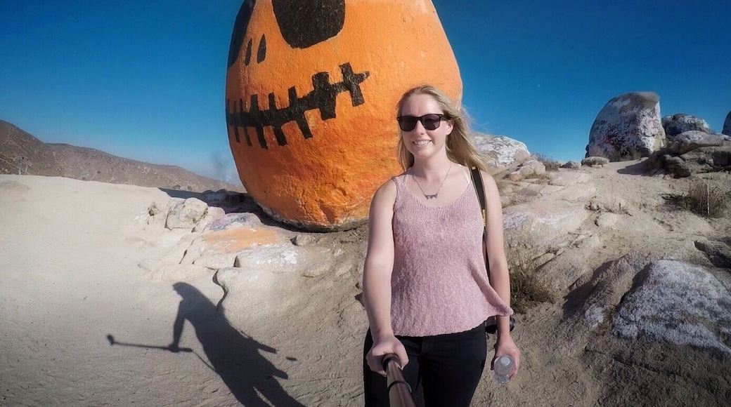 Last weekend I hiked pumpkin rock in Norco. I never knew this was here after all the years I used to live around that area. Perfect little steep mile round trip hike before Halloween. #pumpkinrock #hiking #norco #optoutside