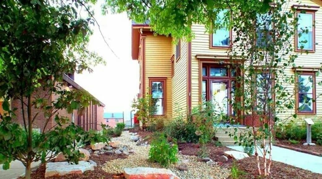 Educational resource for sustainable practices at home and at work. Newly installed rain garden and sustainable landscaping.
http://ecologyactioncenter.org