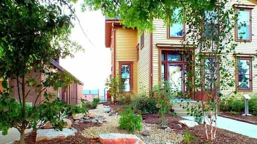 Educational resource for sustainable practices at home and at work. Newly installed rain garden and sustainable landscaping.
http://ecologyactioncenter.org