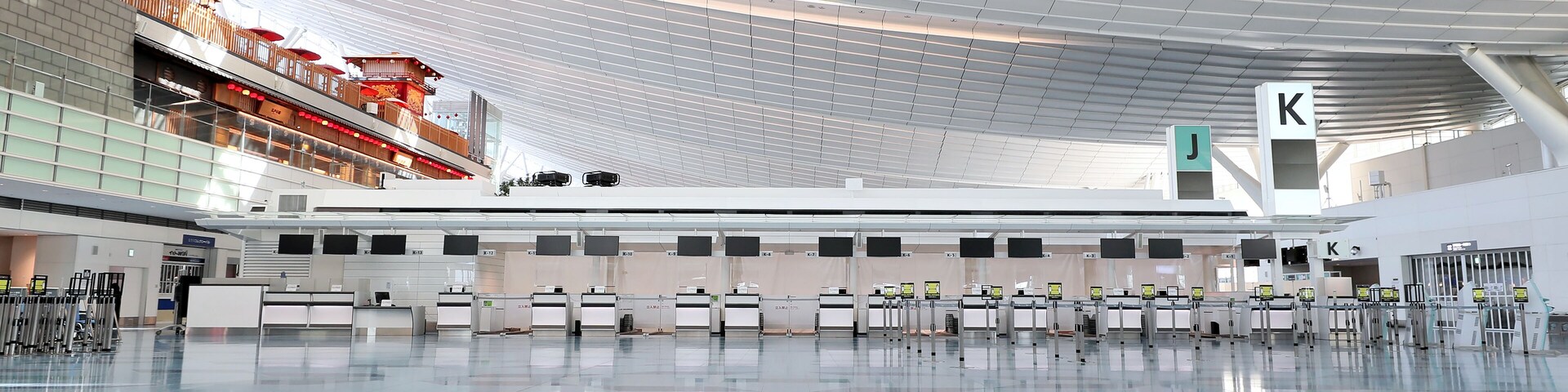 Closed and empty departure check-in counter in International airport / Covid-19 and airline industry (コロナ禍で閑散とする東京・羽田空港)